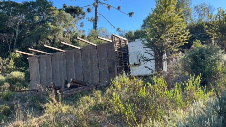 Motorista morre após caminhão cair em ribanceira na Serra de SC