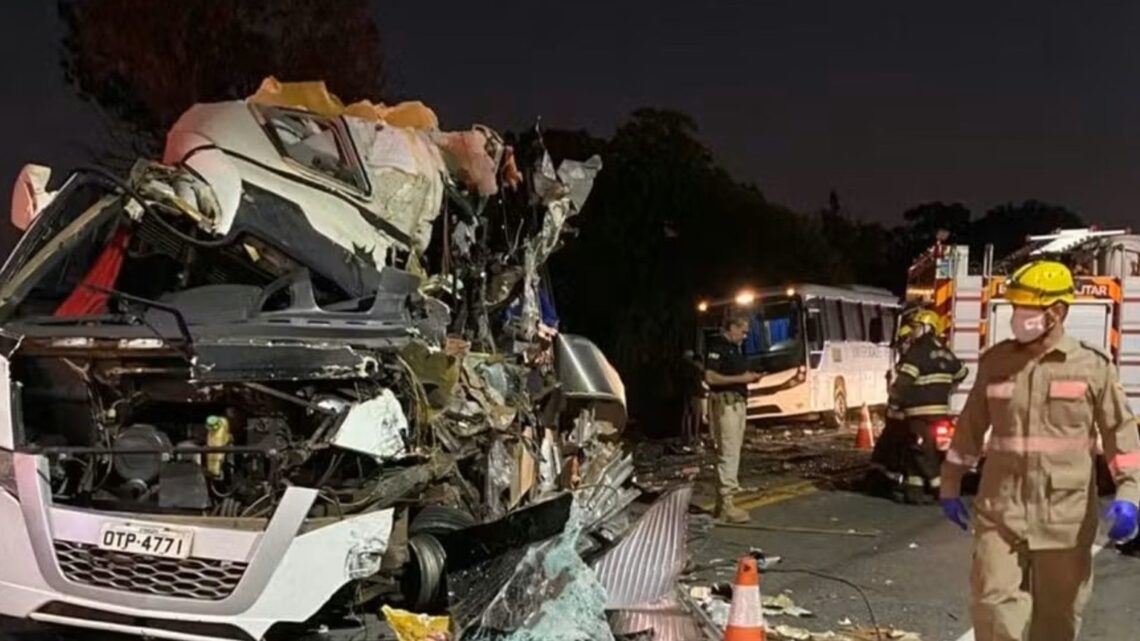 Acidente com ônibus de universitários deixa cinco mortos em GO, diz PRF Acidente com ônibus de universitários deixa cinco mortos em GO, diz PRF