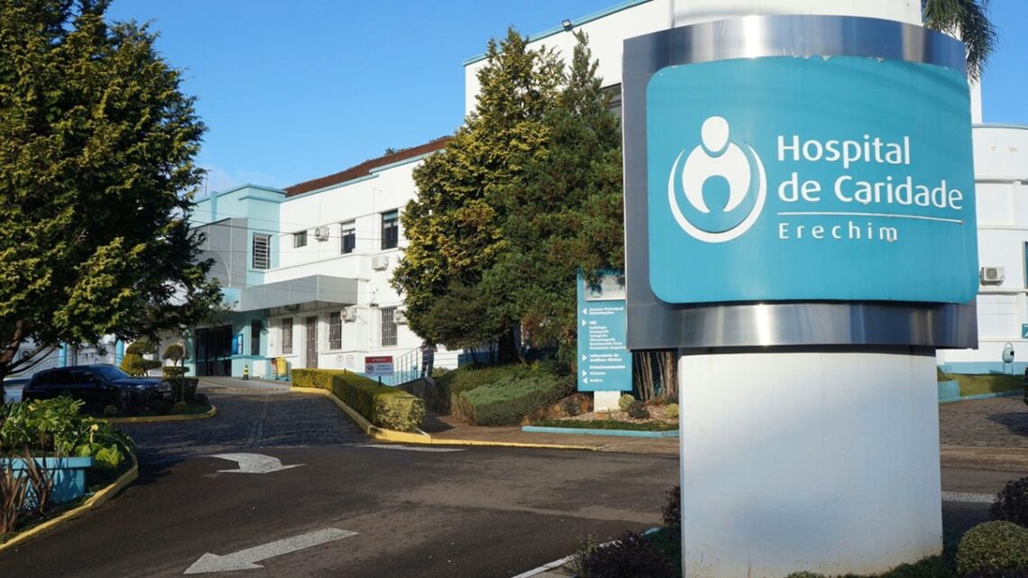 Professora atacada recebe alta do hospital no RS