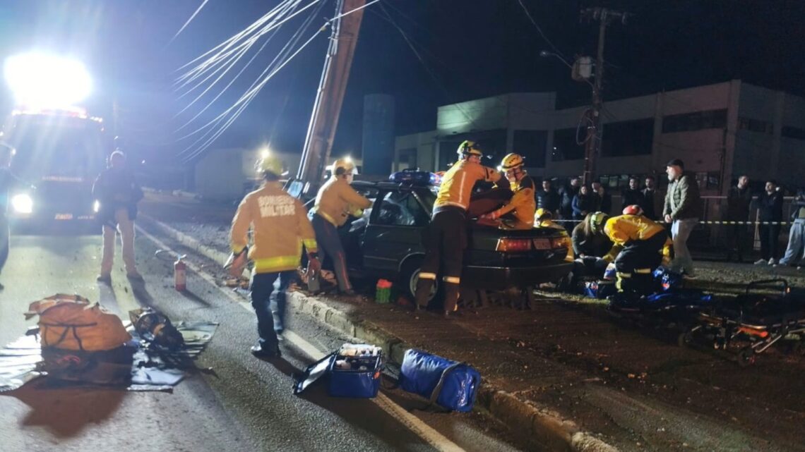Homem fica preso às ferragens e carona é arremessado após carro colidir com poste em Chapecó Homem fica preso às ferragens e carona é arremessado após carro colidir com poste em Chapecó