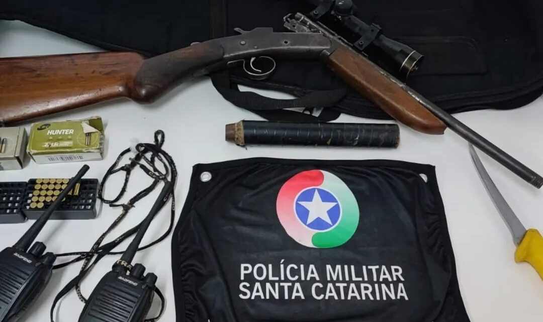 Polícia Militar Ambiental prende homem em flagrante por porte ilegal de arma de fogo e acessório proibido em Concórdia/SC