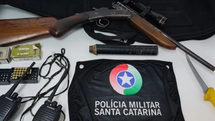 Polícia Militar Ambiental prende homem em flagrante por porte ilegal de arma de fogo e acessório proibido em Concórdia/SC