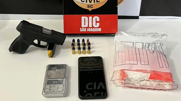 Polícia encontra arma, cocaína e mais de R$ 8 mil escondidos em oficina de São Joaquim