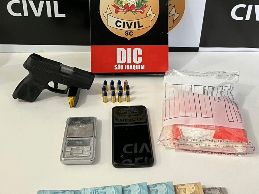 Polícia encontra arma, cocaína e mais de R$ 8 mil escondidos em oficina de São Joaquim Polícia encontra arma, cocaína e mais de R$ 8 mil escondidos em oficina de São Joaquim