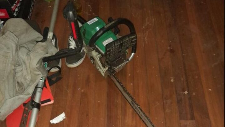 Homem é preso por agredir companheira e ameaçá-la com motosserra em SC