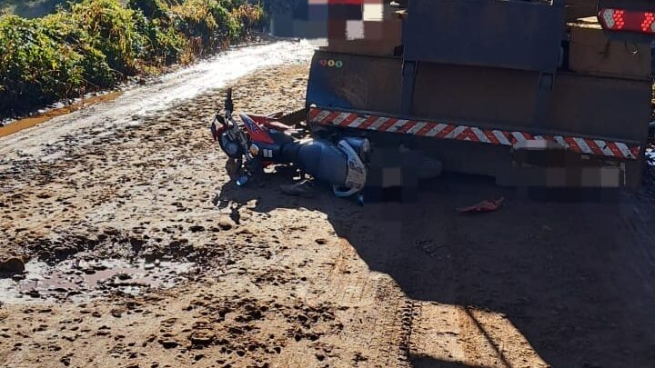 Adolescente de 15 anos fica gravemente ferido após colisão entre moto e caminhão em Palma Sola