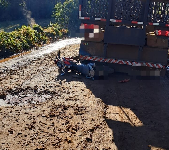 Adolescente de 15 anos fica gravemente ferido após colisão entre moto e caminhão em Palma Sola