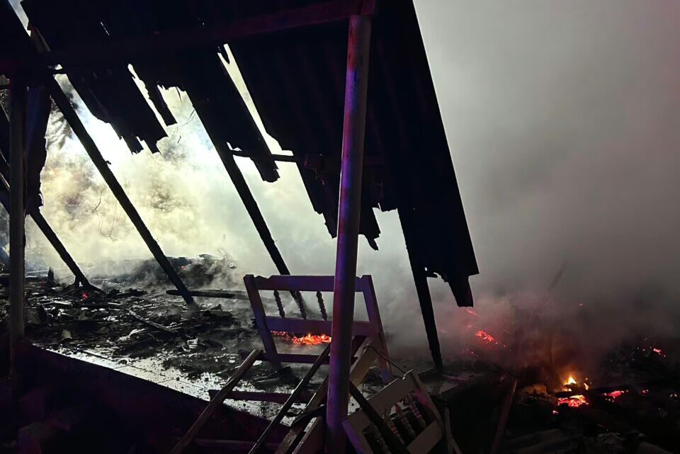 Incêndio destrói casa e mata cadeirante em SC