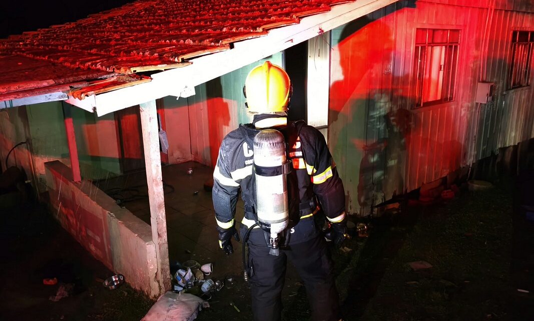 Incêndio destrói parte de residência no centro de São Cristóvão do Sul Incêndio destrói parte de residência no centro de São Cristóvão do Sul