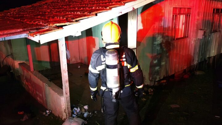 Incêndio destrói parte de residência no centro de São Cristóvão do Sul