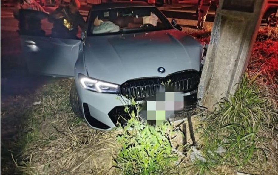 Condutor foge após BMW colidir em poste e deixar parte de São Miguel do Oeste sem energia Condutor foge após BMW colidir em poste e deixar parte de São Miguel do Oeste sem energia