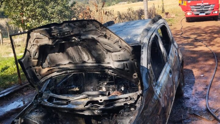 Incêndio destrói veículo em Águas de Chapecó