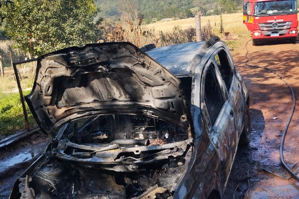Incêndio destrói veículo em Águas de Chapecó Incêndio destrói veículo em Águas de Chapecó