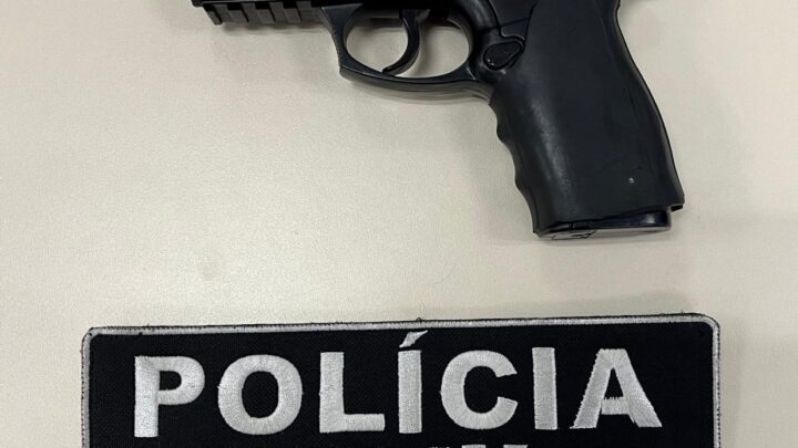Homem investigado por violência doméstica tem simulacro de arma apreendido em Chapecó