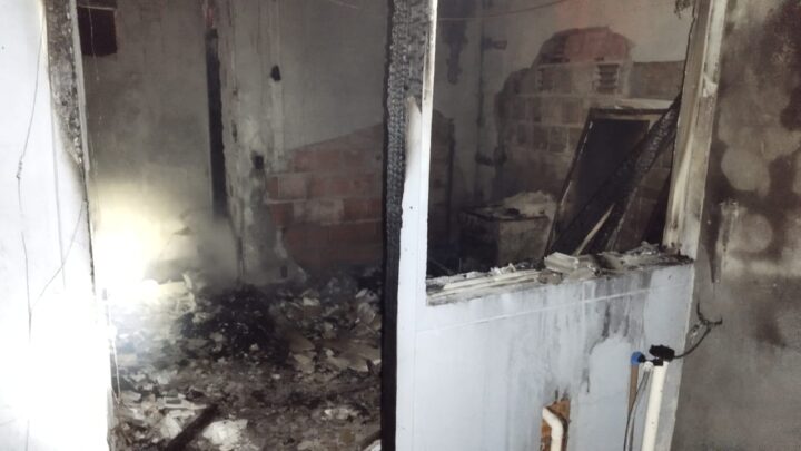 Incêndio atinge kitnets em Governador Celso Ramos e deixa uma vítima fatal