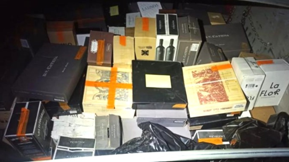 Polícia Federal e PM apreendem carreta com 400 caixas de vinho ilegal na fronteira com a Argentina Polícia Federal e PM apreendem carreta com 400 caixas de vinho ilegal na fronteira com a Argentina