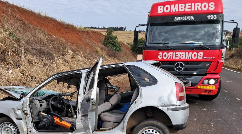 Homem fica preso nas ferragens após colisão entre carro e trator em Palma Sola Homem fica preso nas ferragens após colisão entre carro e trator em Palma Sola