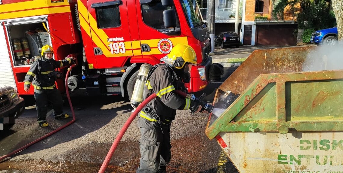 Bombeiros controlam incêndio em lixeira no centro de Chapecó Bombeiros controlam incêndio em lixeira no centro de Chapecó