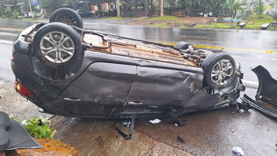 Motorista perde o controle e capota veículo na SC-480 em Chapecó