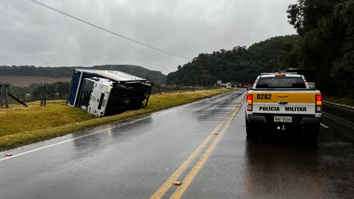 Caminhão tomba após sair da pista na SC-157 em São Lourenço do Oeste