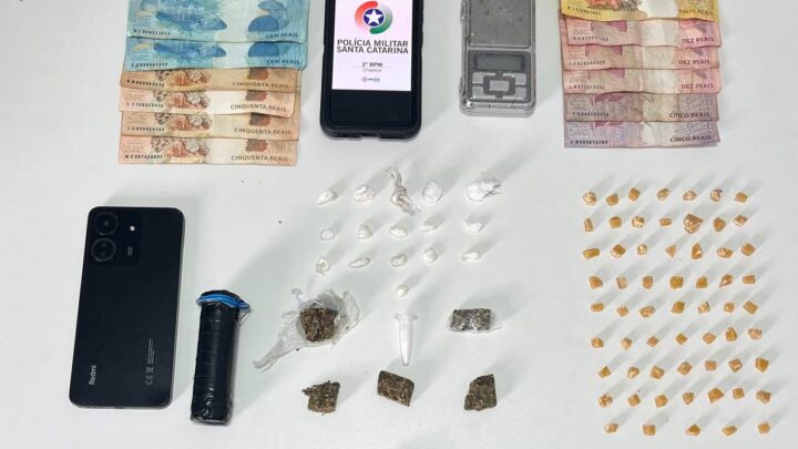 Homem é preso por direção perigosa e tráfico de drogas em Chapecó; moto usada estava envolvida em furto