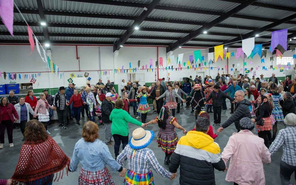 Festa Julina reúne cerca de 400 pessoas na Cidade do Idoso em Chapecó; veja as imagens Festa Julina reúne cerca de 400 pessoas na Cidade do Idoso em Chapecó; veja as imagens