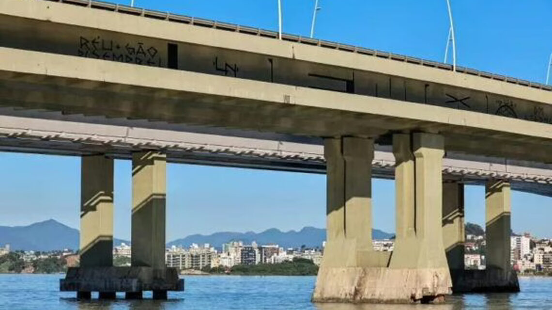 URGENTE: Homem pula de ponte e é resgatado no mar em SC URGENTE: Homem pula de ponte e é resgatado no mar em SC