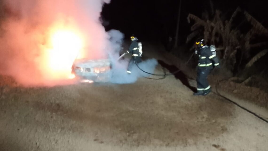 Incêndio consome veículo em São Miguel do Oeste; ninguém ficou ferido Incêndio consome veículo em São Miguel do Oeste; ninguém ficou ferido