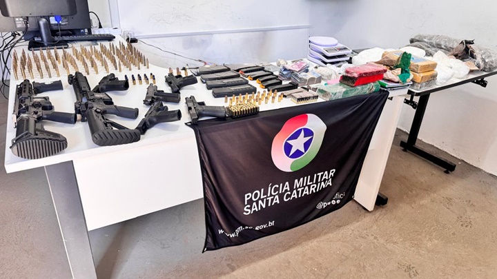 Polícia Militar apreende arsenal, drogas e prende três pessoas em operação no bairro Pinheirinho em Chapecó; veja o vídeo Polícia Militar apreende arsenal, drogas e prende três pessoas em operação no bairro Pinheirinho em Chapecó; veja o vídeo