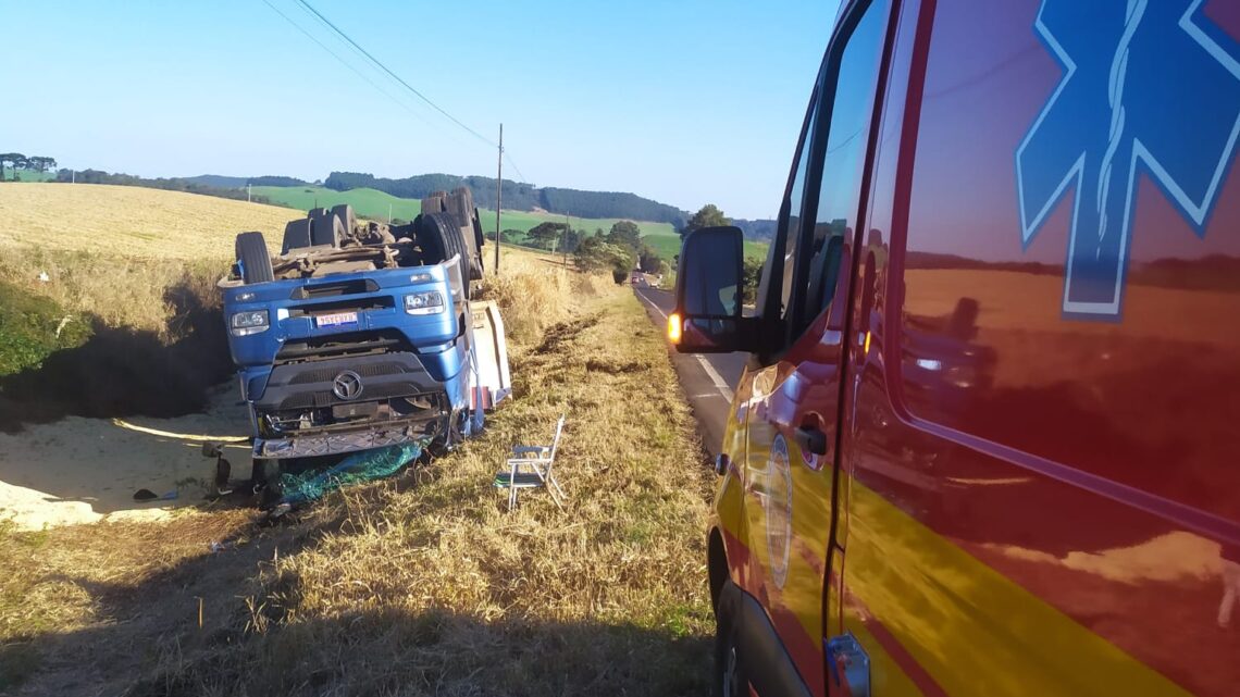 Motorista fica ferido após carreta sair da pista na PR-158 em Vitorino (PR) Motorista fica ferido após carreta sair da pista na PR-158 em Vitorino (PR)