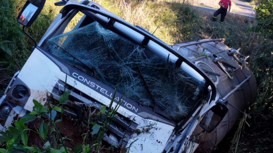 Motorista fica gravemente ferido após caminhão sair da pista na SC-155 em Itá Motorista fica gravemente ferido após caminhão sair da pista na SC-155 em Itá