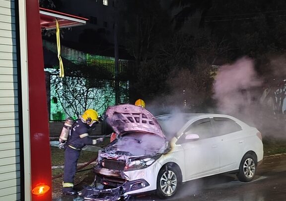 Incêndio em veículo mobiliza Corpo de Bombeiros no bairro Maria Goretti em Chapecó