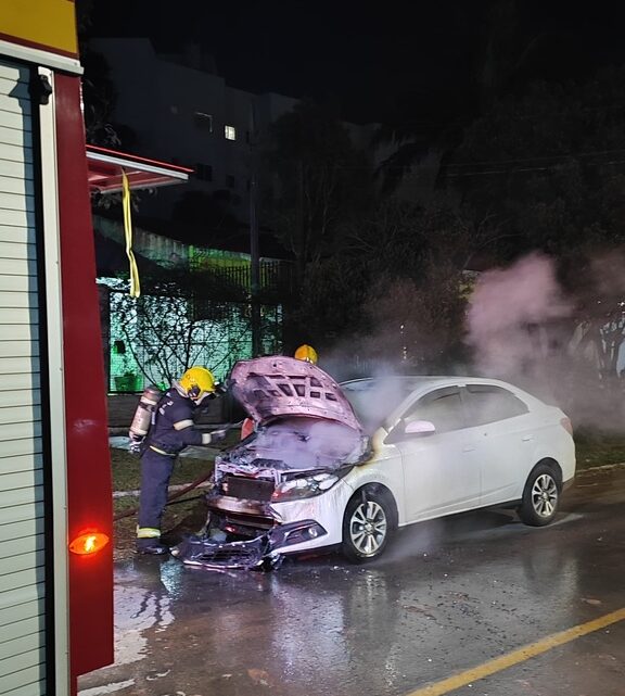 Incêndio em veículo mobiliza Corpo de Bombeiros no bairro Maria Goretti em Chapecó Incêndio em veículo mobiliza Corpo de Bombeiros no bairro Maria Goretti em Chapecó