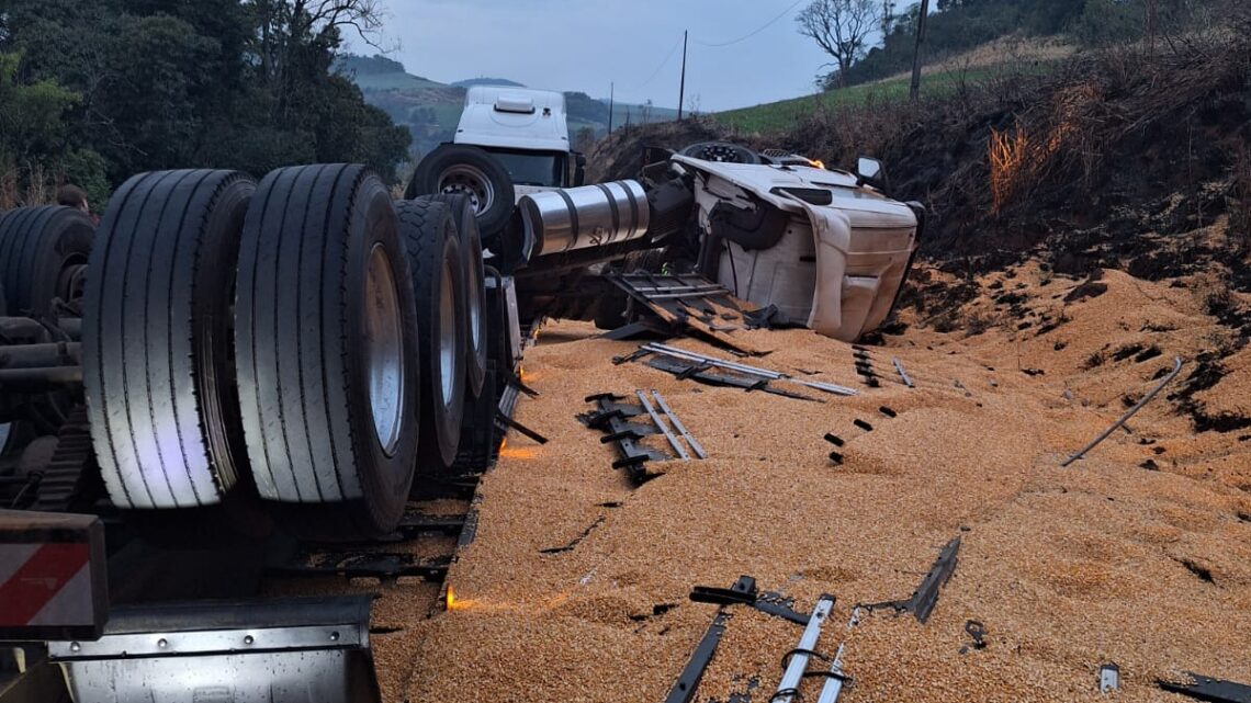 Condutor fica ferido após carreta capotar na SC-155 em Bom Jesus Condutor fica ferido após carreta capotar na SC-155 em Bom Jesus