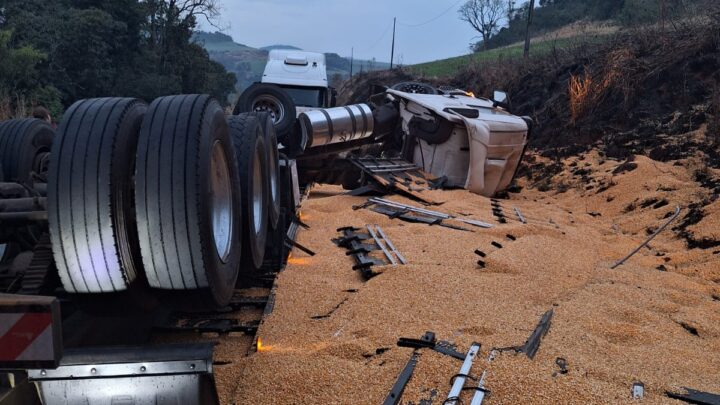 Condutor fica ferido após carreta capotar na SC-155 em Bom Jesus
