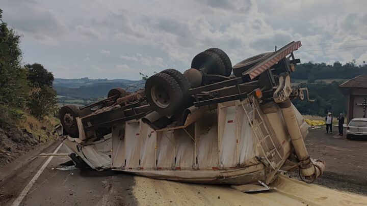 Capotamento de caminhão com carga de ração é registrado na SC-159 em Jardinópolis