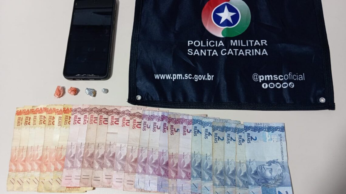 Polícia Militar de Fraiburgo cumpre mandado de prisão e apreende drogas no bairro Santo Antônio