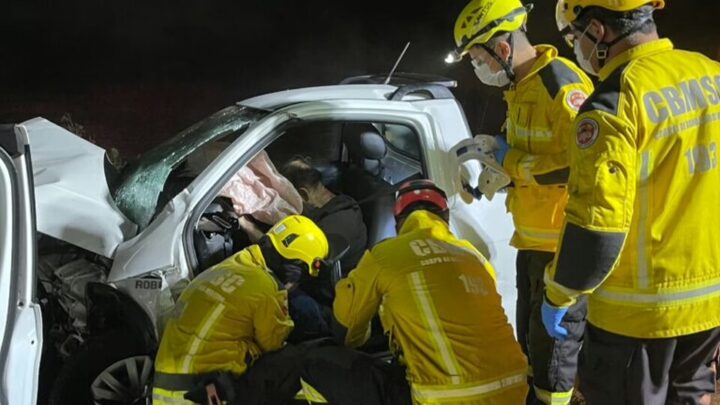 Colisão frontal entre carros deixa três feridos na BR-282 em SC