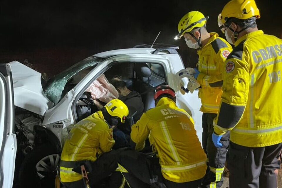 Colisão frontal entre carros deixa três feridos na BR-282 em SC