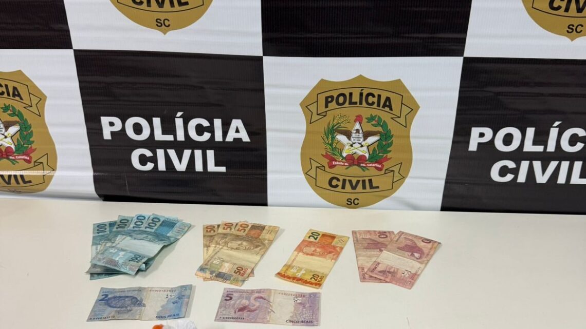 Polícia Civil prende traficante em flagrante e apreende drogas e dinheiro em Xaxim Polícia Civil prende traficante em flagrante e apreende drogas e dinheiro em Xaxim