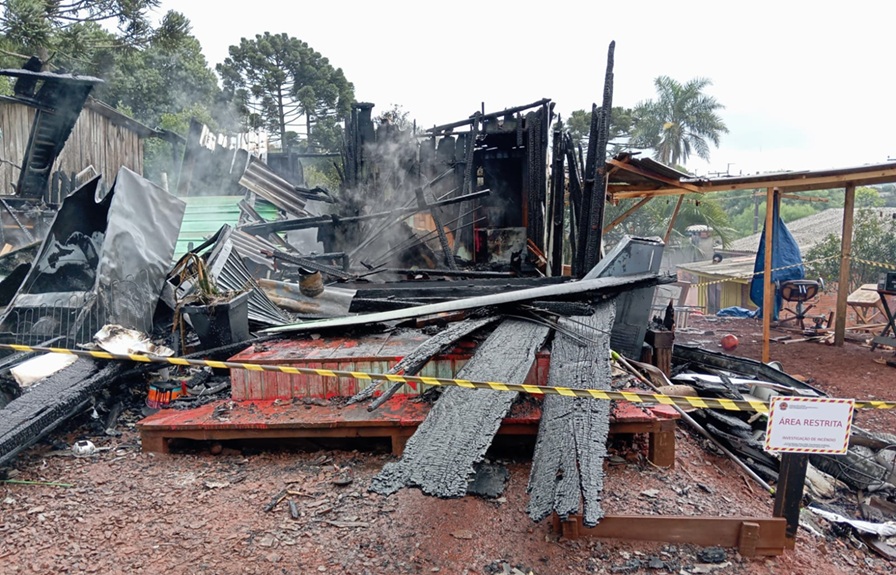 Incêndio destrói residência em Campo Erê na manhã desta segunda-feira Incêndio destrói residência em Campo Erê na manhã desta segunda-feira