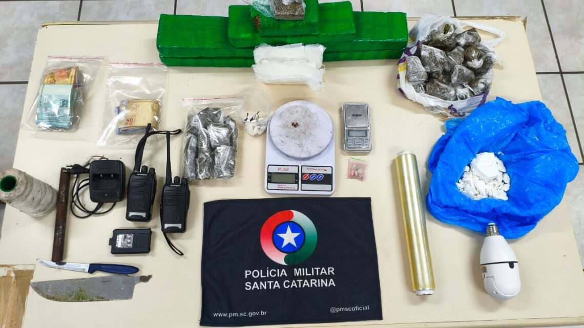 Polícia Militar apreende drogas e captura foragido do CASE durante operação em Videira Polícia Militar apreende drogas e captura foragido do CASE durante operação em Videira