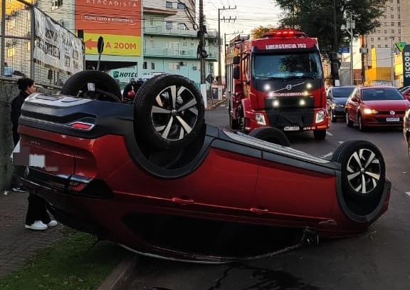 Colisão entre veículos deixa carro capotado no centro de Chapecó Colisão entre veículos deixa carro capotado no centro de Chapecó