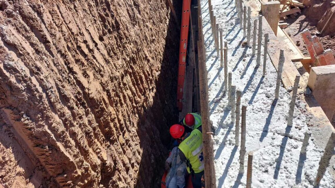 Trabalhador cai em vala durante obra e é resgatado pelos bombeiros em SC; veja imagens Trabalhador cai em vala durante obra e é resgatado pelos bombeiros em SC; veja imagens