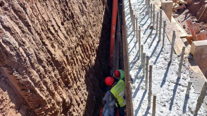 Trabalhador cai em vala durante obra e é resgatado pelos bombeiros em SC; veja imagens