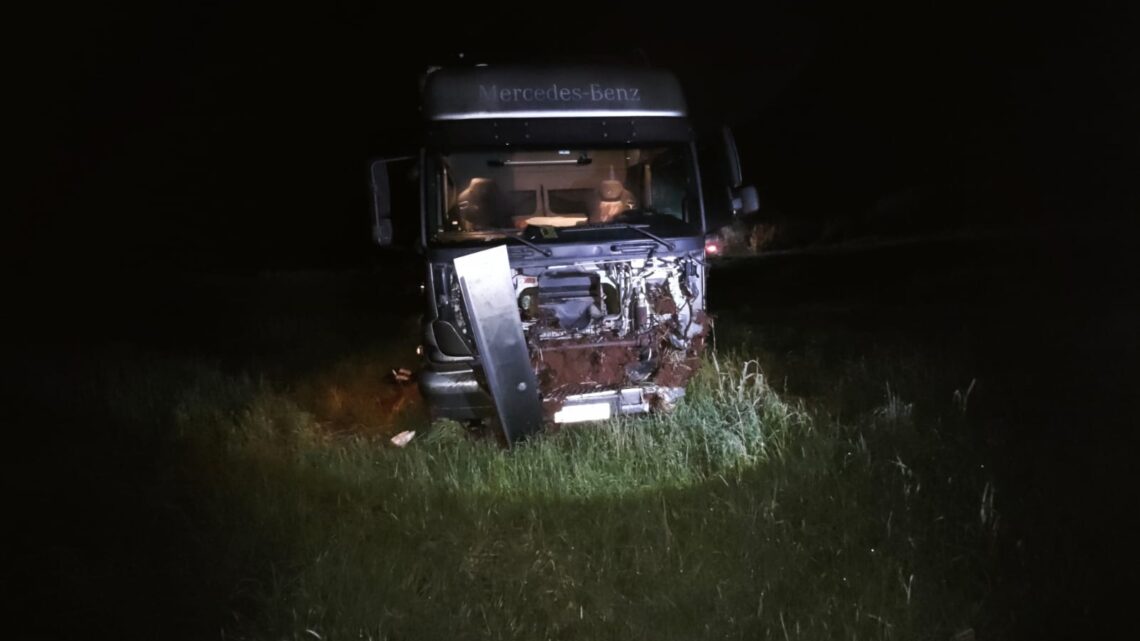 Motorista fica ferido após carreta sair da pista em Abelardo Luz