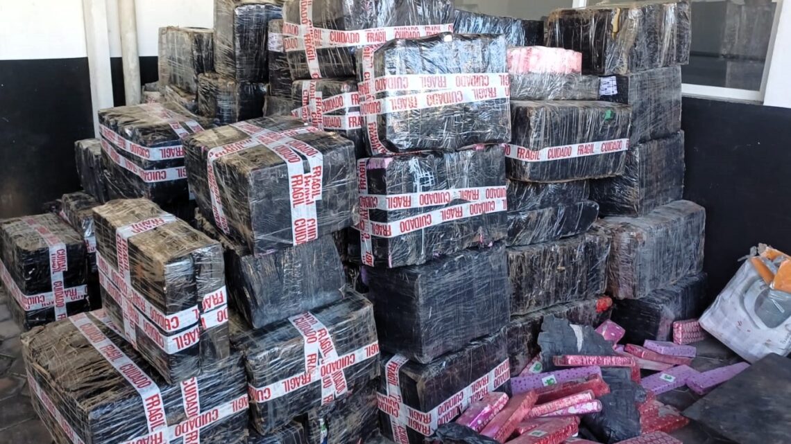 Ação conjunta PRF e PM apreende 3,7 toneladas de maconha no norte de SC; veja o vídeo Ação conjunta PRF e PM apreende 3,7 toneladas de maconha no norte de SC; veja o vídeo