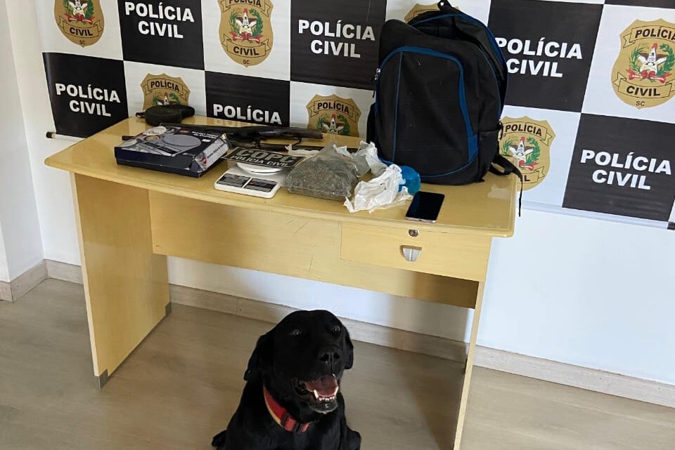 Adolescente é flagrado com drogas e balança de precisão em São Miguel do Oeste Adolescente é flagrado com drogas e balança de precisão em São Miguel do Oeste