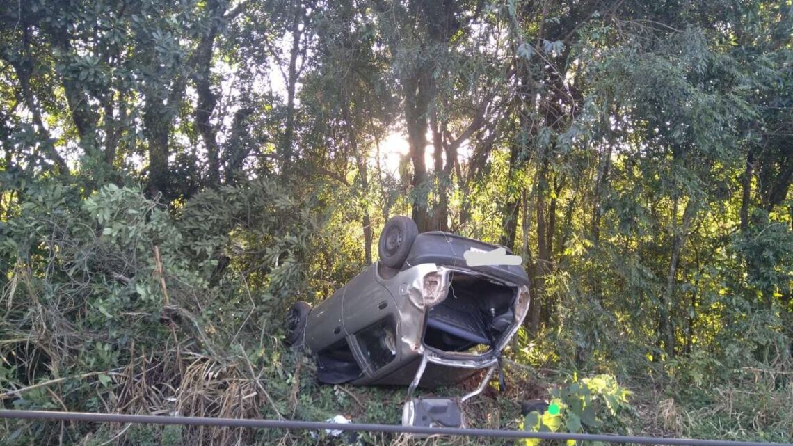 Motorista escapa com ferimentos leves após capotamento em Quilombo SC Motorista escapa com ferimentos leves após capotamento em Quilombo SC