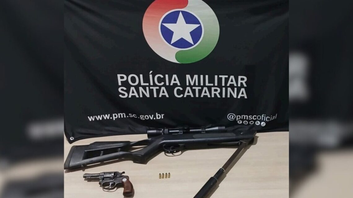 Crianças são encontradas sozinhas em casa após mãe ser presa por porte ilegal de arma de fogo Crianças são encontradas sozinhas em casa após mãe ser presa por porte ilegal de arma de fogo